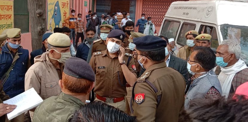 शामली : थानाभवन सरकारी अस्पताल में घटना की जानकारी लेते एसपी सुकीर्ति माधव।