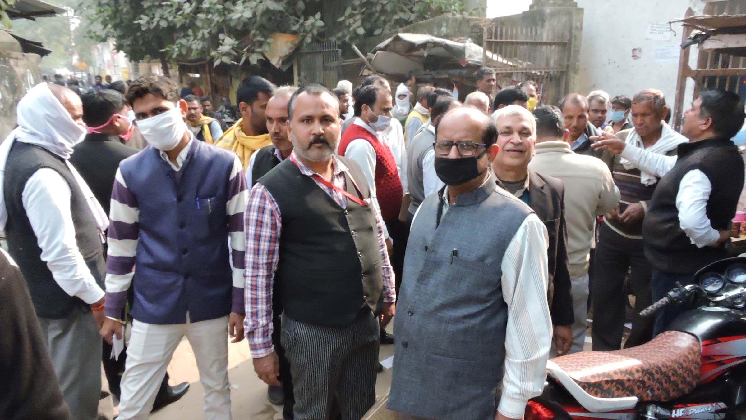 दीवानी न्यायालय परिसर में अधिवक्ताओं के बवाल के दौरान गेट पर जुटी भीड़।