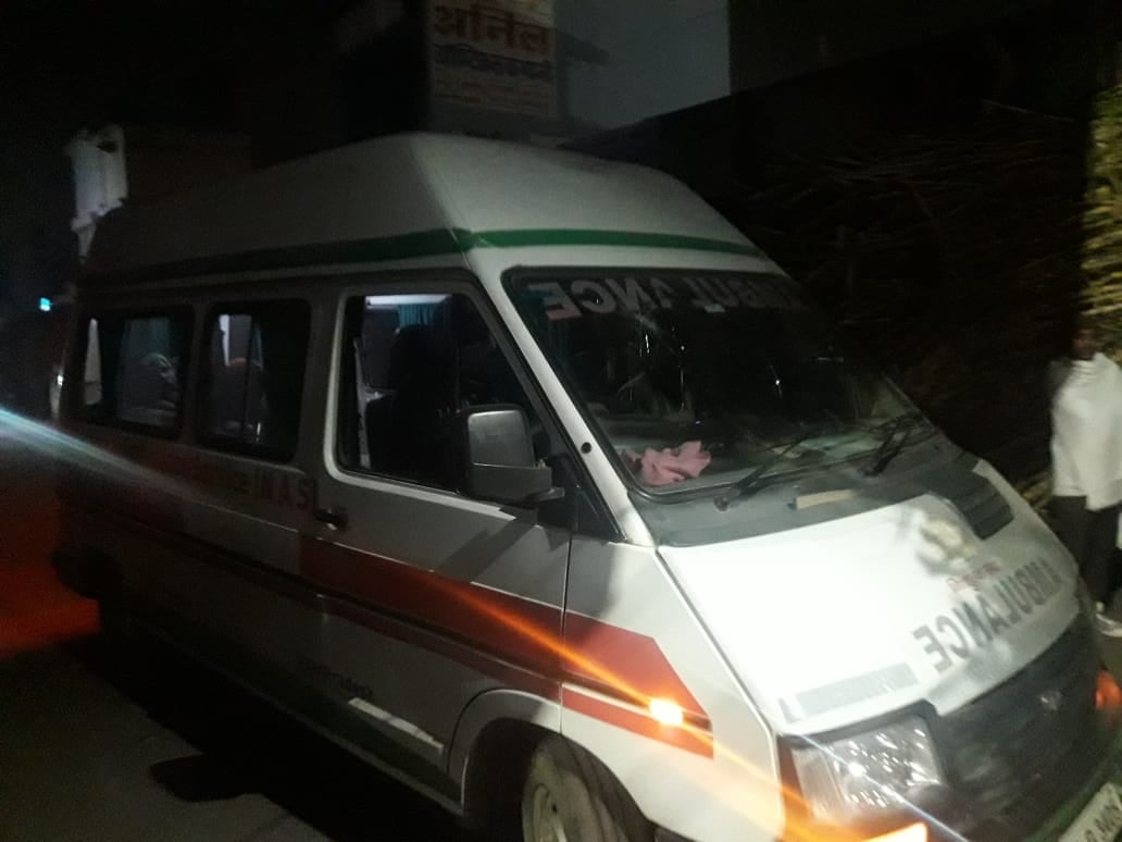 शामली में गन्ना लदे वाहनों से लगे जाम में फंसी एंबुलेंस। शामली में गन्ना लदे वाहनों से लगे जाम में फंसी एंबुलेंस।