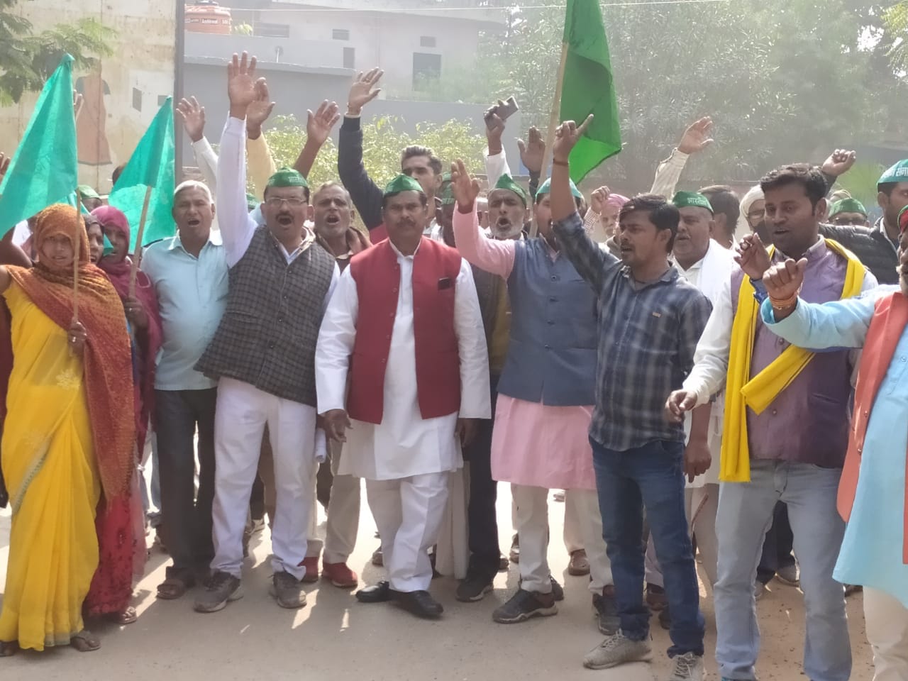 चुनार तहसील में किसान विरोधी कानून के विरोध में जूलूस निकालकर पहुचें भारतीय किसान सेना के सदस्य? चुनार तहसील में किसान विरोधी कानून के विरोध में जूलूस निकालकर पहुचें भारतीय किसान सेना के सदस्य?