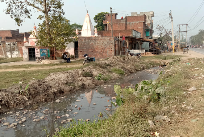 वार्ड छह में चिलकाना रोड पर कच्चा नाला। वार्ड छह में चिलकाना रोड पर कच्चा नाला।