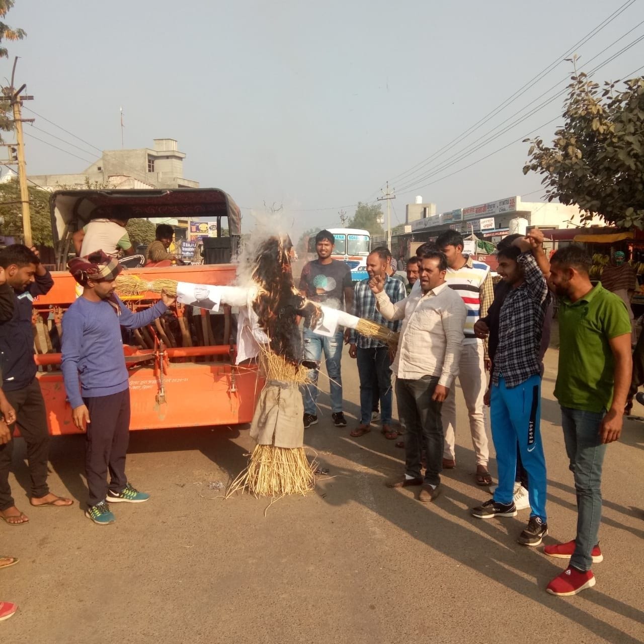 सरकार का पुतला फूंक कर रोष जताते किसान। सरकार का पुतला फूंक कर रोष जताते किसान।