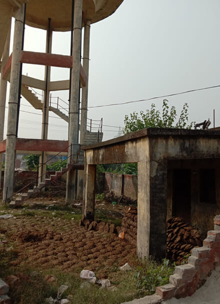 हलालपुर में बना ओवरहैड टैंक और नलकूप परिसर में पाथे गए उपले। हलालपुर में बना ओवरहैड टैंक और नलकूप परिसर में पाथे गए उपले।