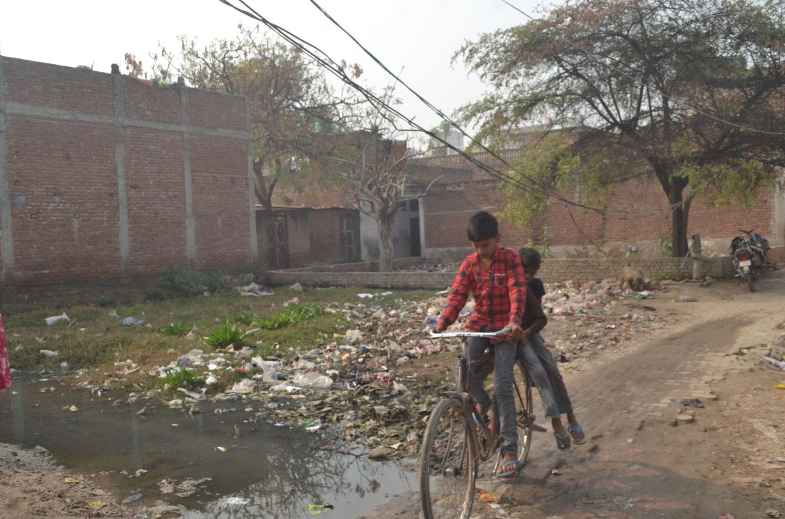 शहर के मोहल्ला बिर्राबाग में झूलते बिजली के तार। संवाद शहर के मोहल्ला बिर्राबाग में झूलते बिजली के तार। संवाद