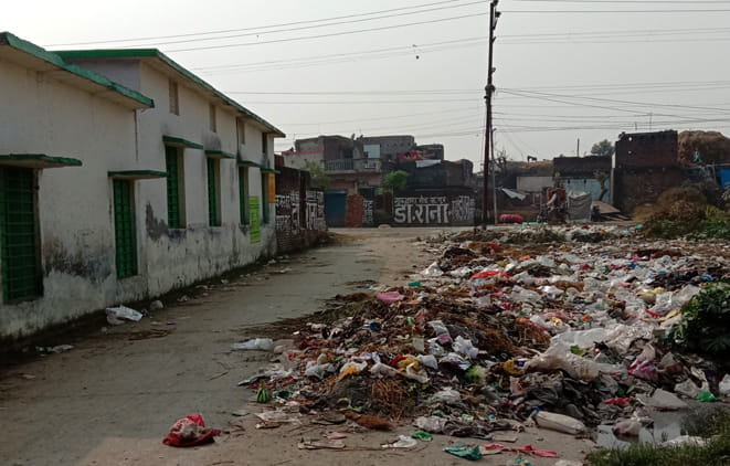 ार्ड छह के हलालपुर में सरकारी स्कूल के पीछे फैला कचरा। ार्ड छह के हलालपुर में सरकारी स्कूल के पीछे फैला कचरा।