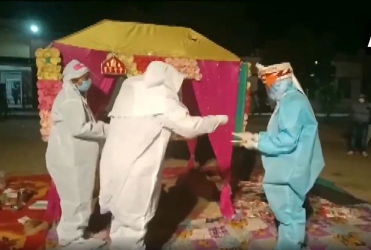 Rajasthan Couple Gets Married At Covid Care Centre Wearing Ppe Kits, Watch Video - <a href='https://www.lokmatnews.in/topics/rajasthan/'>राजस्थान</a> : कोविड सेंटर में अनोखी शादी, संक्रमित दुल्हन संग दूल्हे ने पीपीई किट पहन लिए सात फेरे,