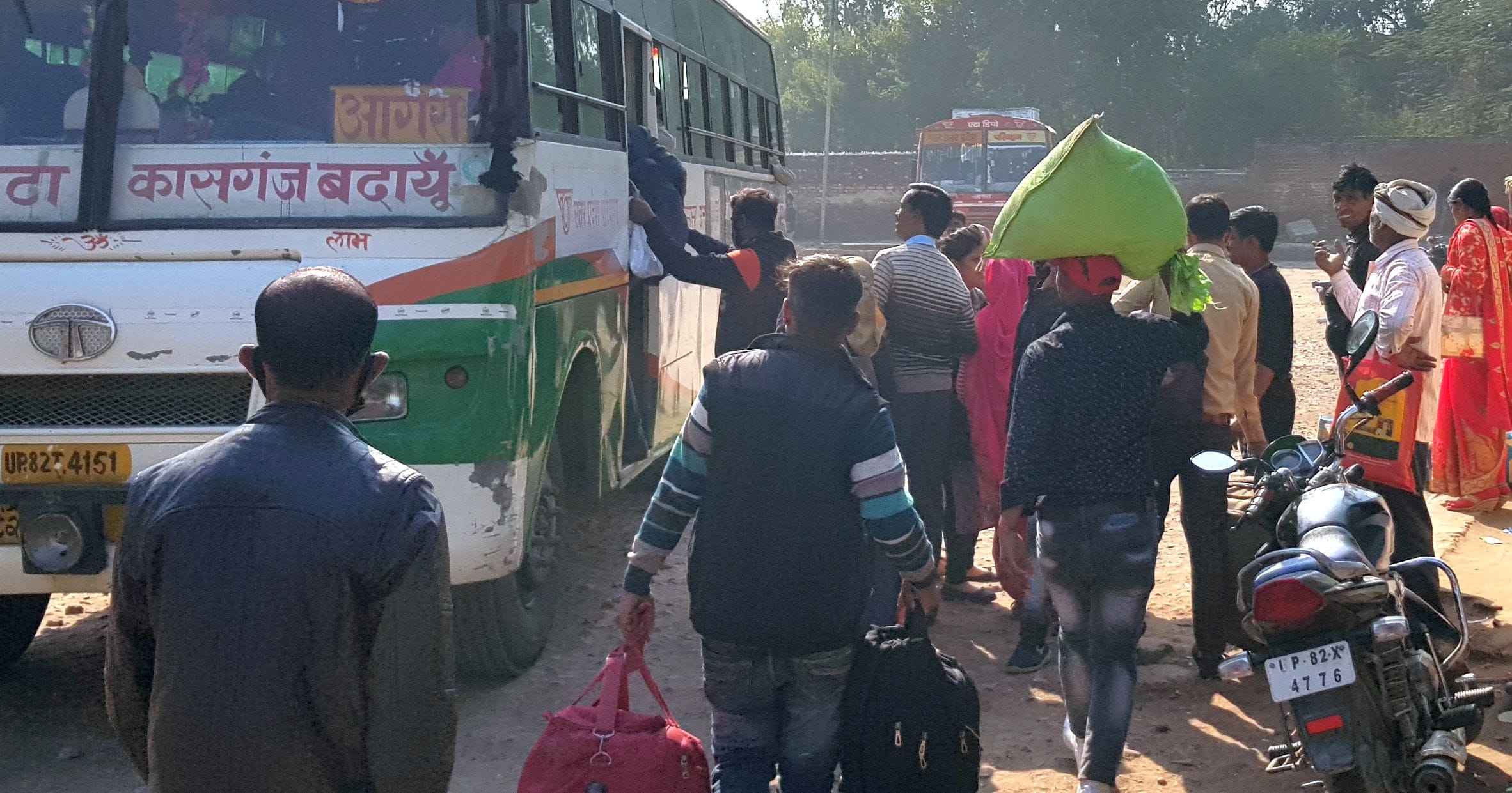 रोड़वेज बस में सीट पाने को भागती आगरा जाने वाली सवारी ।संवाद रोड़वेज बस में सीट पाने को भागती आगरा जाने वाली सवारी ।संवाद