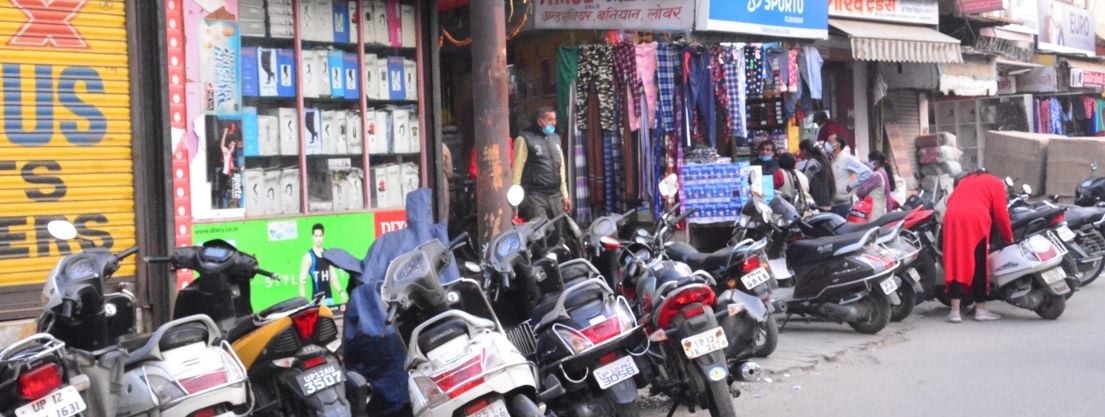 सदर बाजार मार्किट के बहार सड़क पर खडे़ वाहन। सदर बाजार मार्किट के बहार सड़क पर खडे़ वाहन।