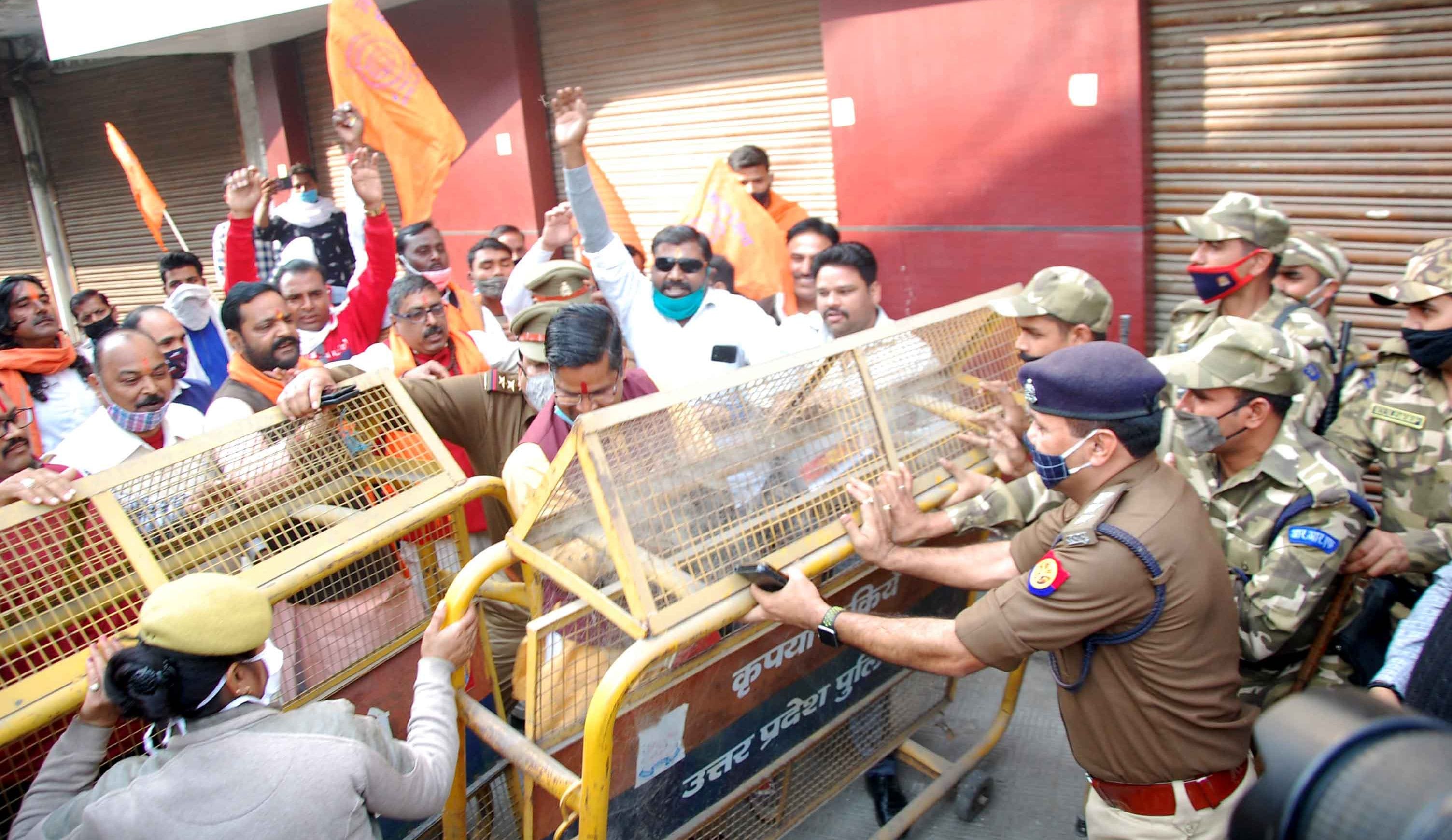 प्रकाश चौक पर शौर्य दिवस मनाते क्रांति सेना के कार्यकर्ता को बेरिकेटिग कर रोकती पुलिस। प्रकाश चौक पर शौर्य दिवस मनाते क्रांति सेना के कार्यकर्ता को बेरिकेटिग कर रोकती पुलिस।