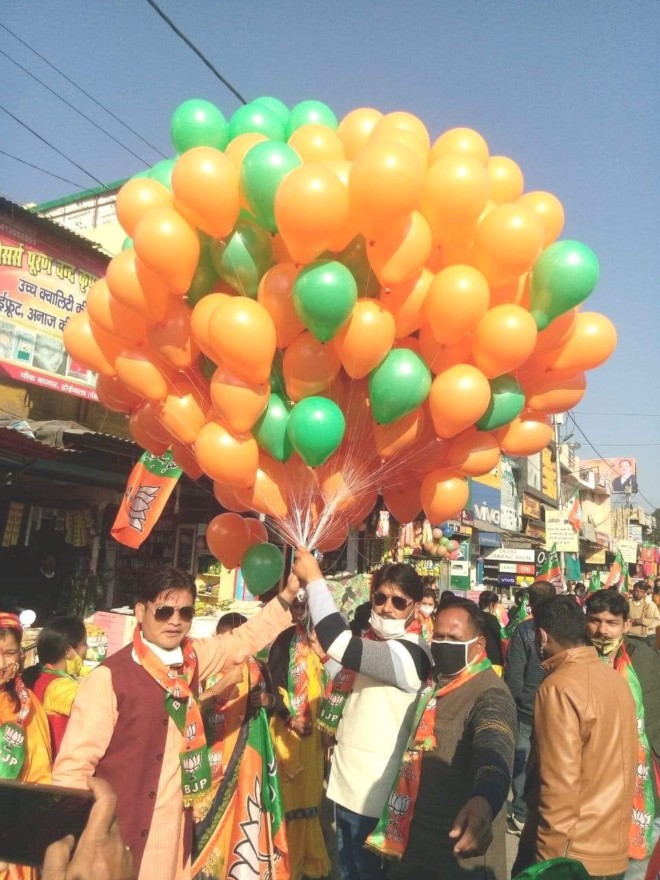 भगवा गुब्बारे से राष्ट्रीय अध्यक्ष के स्वागत में खड़े भाजपाई। भगवा गुब्बारे से राष्ट्रीय अध्यक्ष के स्वागत में खड़े भाजपाई।