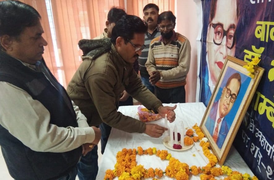 नजीबाबाद के आकाशवाणी स्टूडियो परिसर में परिनिर्वाण दिवस संगोष्ठी पर केंडिल जलाते एडीपी अमर सिं? नजीबाबाद के आकाशवाणी स्टूडियो परिसर में परिनिर्वाण दिवस संगोष्ठी पर केंडिल जलाते एडीपी अमर सिं?