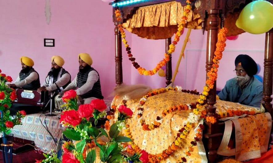नजीबाबाद के हीमपुर पछातपुरा गुरूद्वारे में शबद-कीर्तन करता रागी जत्था।