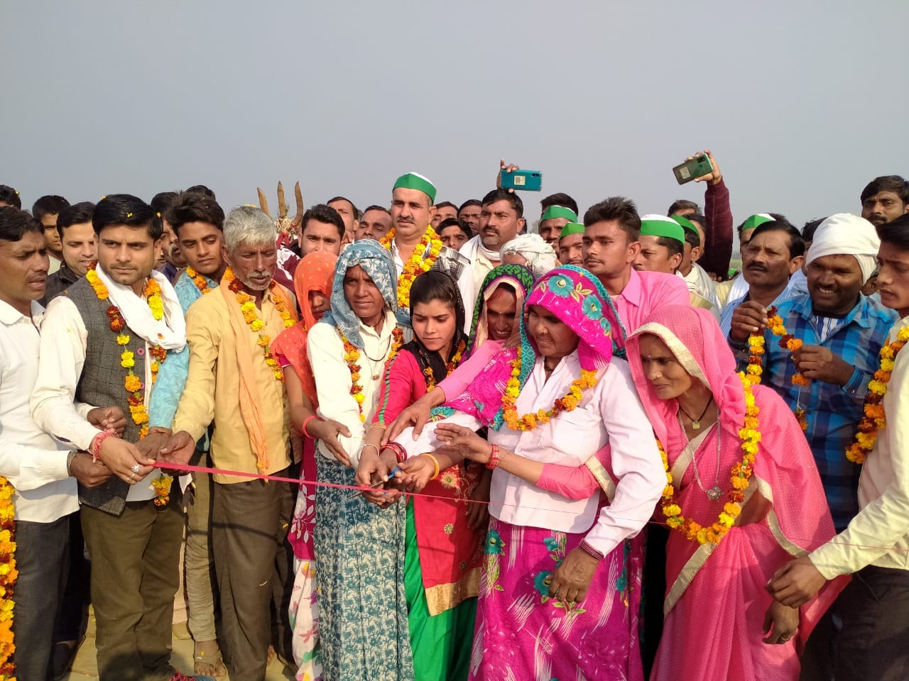 शुक्रवार को मंडावर के गांव डैबलगढ़ में गंगा पर बने पुल कर उदघाटन करते गांव वाले और भाकियू नेता।