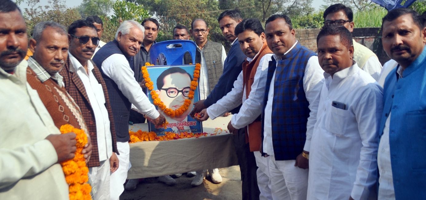 शामली क्षेत्र के गांव खेडीकरमू में डा0भीम राव अम्बेडकर की मुर्ति पर पुष्पअर्पित करते बसपा कार्य? शामली क्षेत्र के गांव खेडीकरमू में डा0भीम राव अम्बेडकर की मुर्ति पर पुष्पअर्पित करते बसपा कार्य?