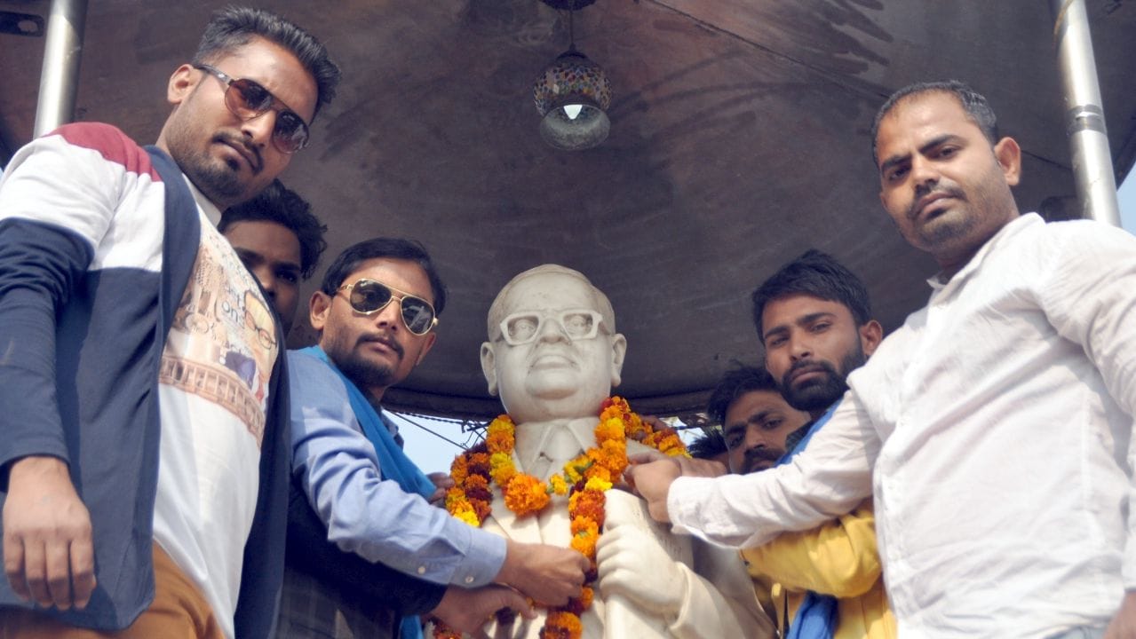 शामली अजंता चौक पर डा0भीम राव अम्बेडकर की प्रतिमा पर माल्यपर्ण करते भीम आर्मी के सदस्य शामली अजंता चौक पर डा0भीम राव अम्बेडकर की प्रतिमा पर माल्यपर्ण करते भीम आर्मी के सदस्य