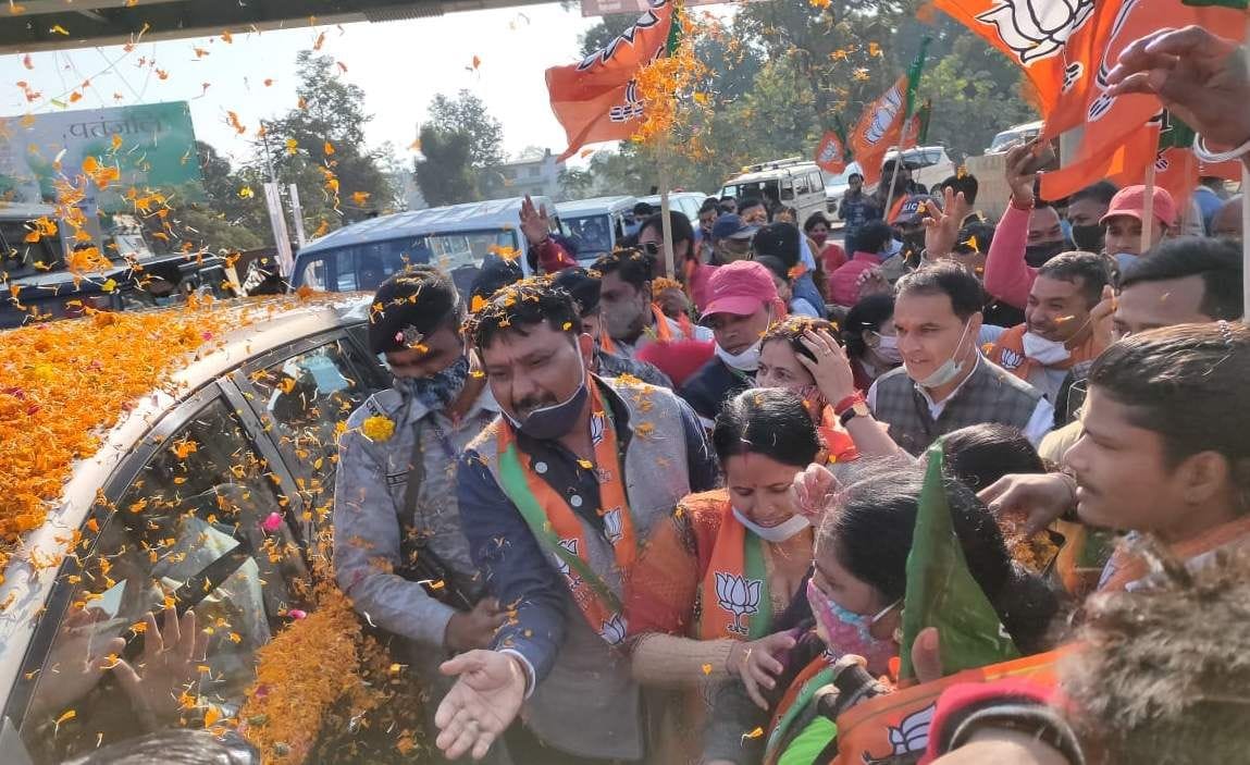 नेपालीफार्म तिराहे में भाजपा राष्ट्रीय अध्यक्ष जेपी नड्डा का स्वागत करते भाजपाई। नेपालीफार्म तिराहे में भाजपा राष्ट्रीय अध्यक्ष जेपी नड्डा का स्वागत करते भाजपाई।