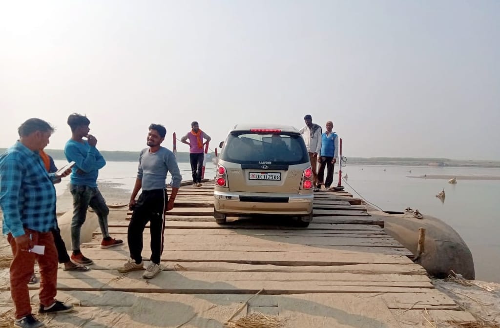 मंडावर के गांव डेवलगढ़ के सामने बने पुल पर जा रही गाड़ी को रोकते मरम्मत करने वाले लोग। मंडावर के गांव डेवलगढ़ के सामने बने पुल पर जा रही गाड़ी को रोकते मरम्मत करने वाले लोग।