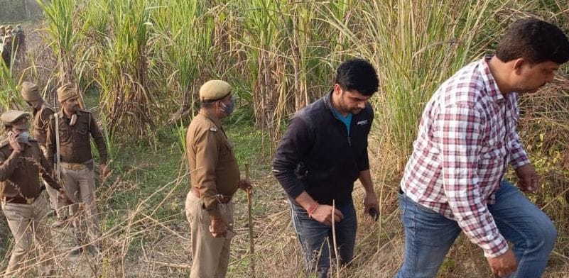 क्षेत्र के गांव खंद्रावली में बदमाशों की तलाश करते पुलिसकर्मी।