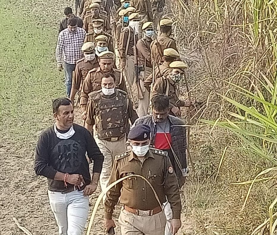 कांधला क्षेत्र के गांव खंद्रावली में बदमाशों की तलाश करते पुलिसकर्मी।