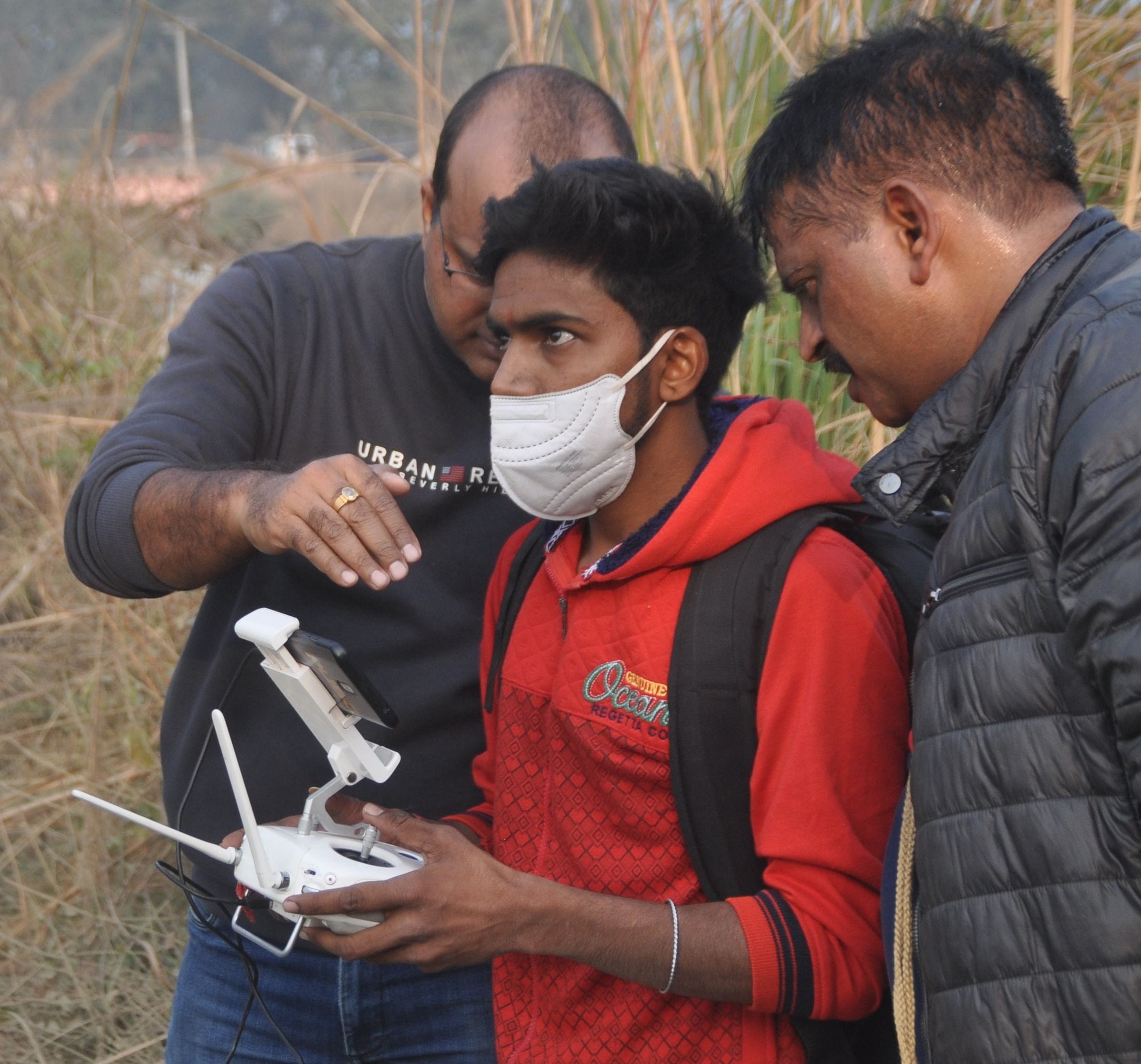 कांधला क्षेत्र के गांव खंद्रावली में ड्रोन कैमरे से बदमाशों की तलाश करवाते सीओ सीटी और कोतवाली प?