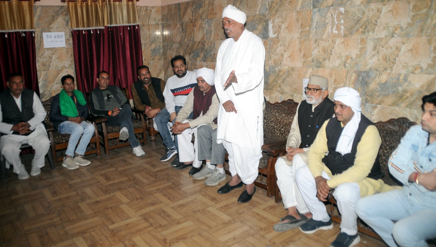शामली नगर पालिका में बैठक करते खाप चौधरी शामली नगर पालिका में बैठक करते खाप चौधरी