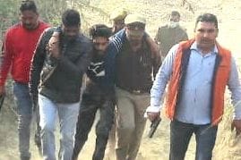 कांधला क्षेत्र के गांव खंद्रावली में पुलिस मुठभेड़ के बाद घायल बदमाश को ले जाते पुलिसकर्मी।
