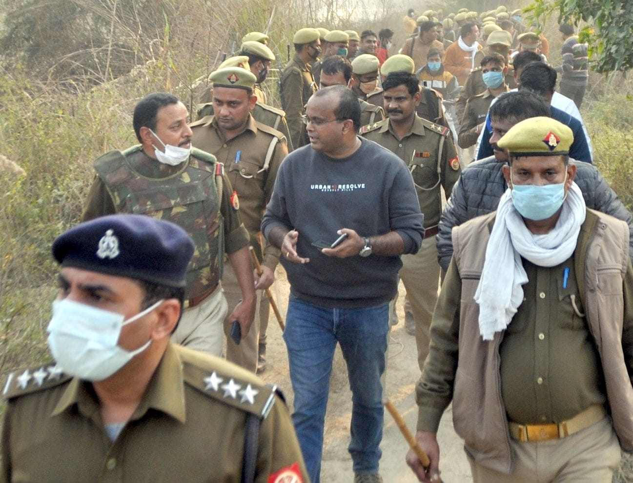 कांधला क्षेत्र के गांव खन्द्रांवली के जंगल में बदमाशो की तलाश करते पुलिसकर्मी