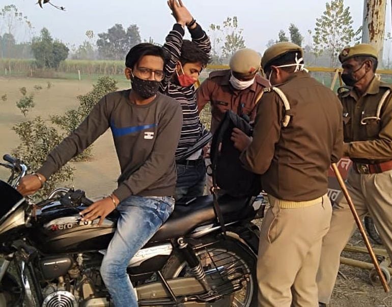 जिले की सीमा पर वाहनों की चेकिंग करती पुलिस जिले की सीमा पर वाहनों की चेकिंग करती पुलिस