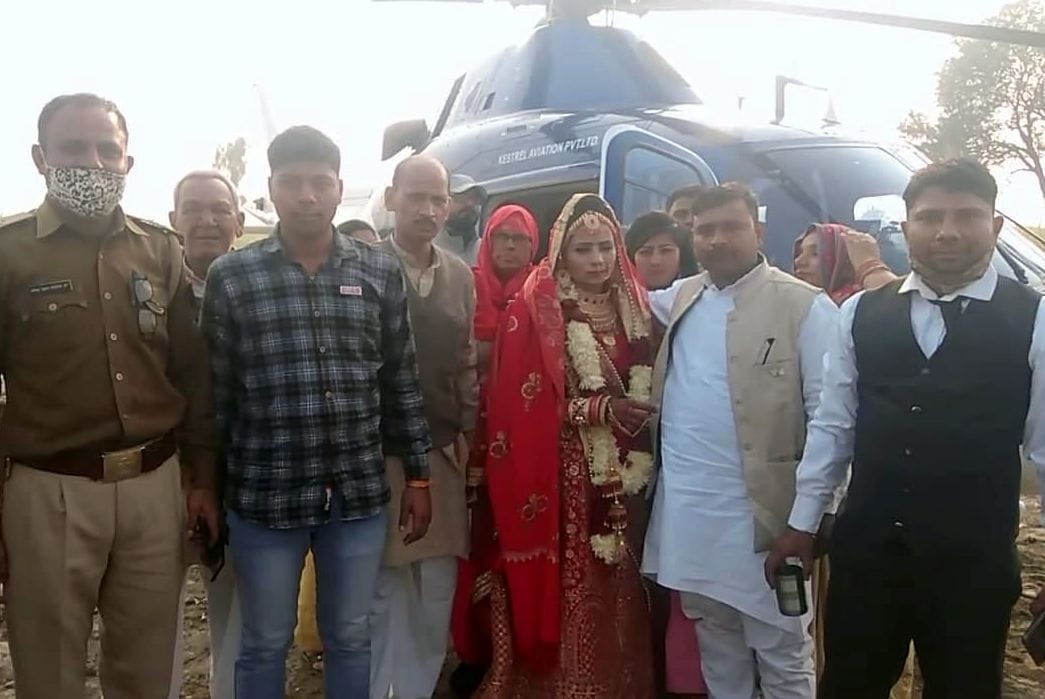ऊन क्षेत्र के गांव पिंडोरा में हेलीकॉप्टर के साथ दुल्हन के परिजन व पुलिसकर्मी ऊन क्षेत्र के गांव पिंडोरा में हेलीकॉप्टर के साथ दुल्हन के परिजन व पुलिसकर्मी