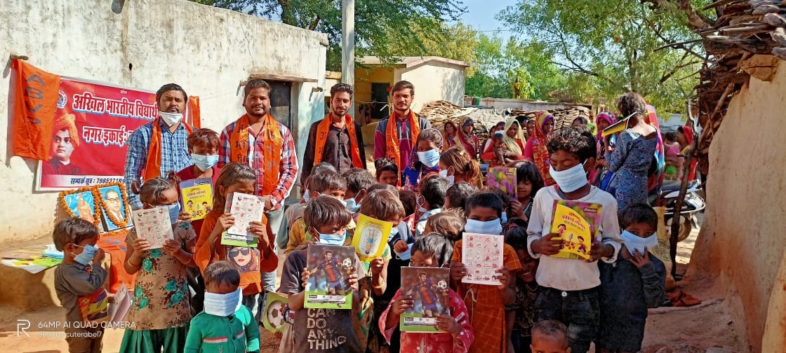कैप्सन - 1- अम्बेड़कर के चित्र पर माल्यार्पण करते सपा नेता 2- बच्चों को मास्क एवं पुस्तकों का वितरण क कैप्सन - 1- अम्बेड़कर के चित्र पर माल्यार्पण करते सपा नेता 2- बच्चों को मास्क एवं पुस्तकों का वितरण क