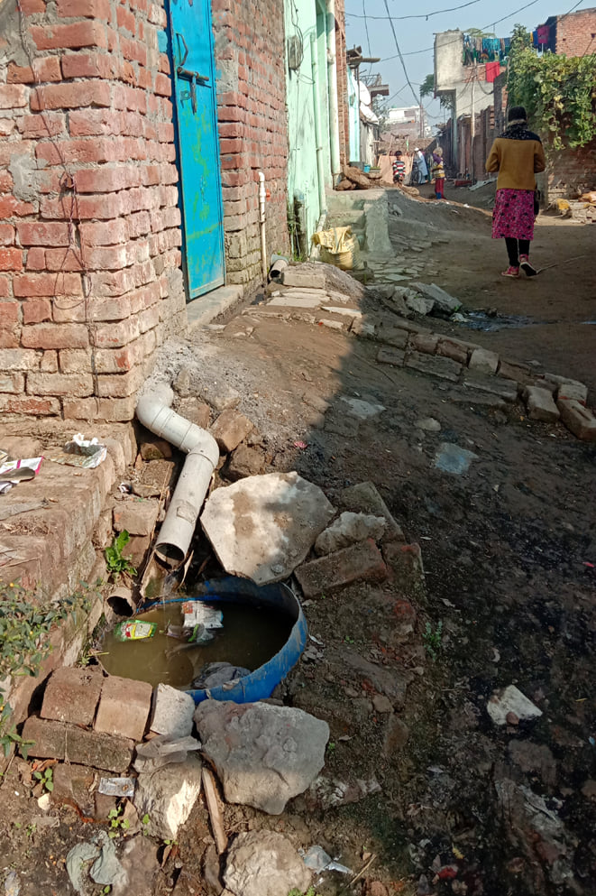 वार्ड 10 के काजीपुरा में घरों के बाहर बनाए गए गड्ढे।