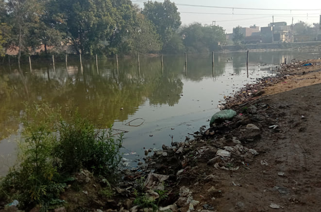वार्ड 10 में नवादा रोड पर कॉलोनी में हुआ जलभराव।