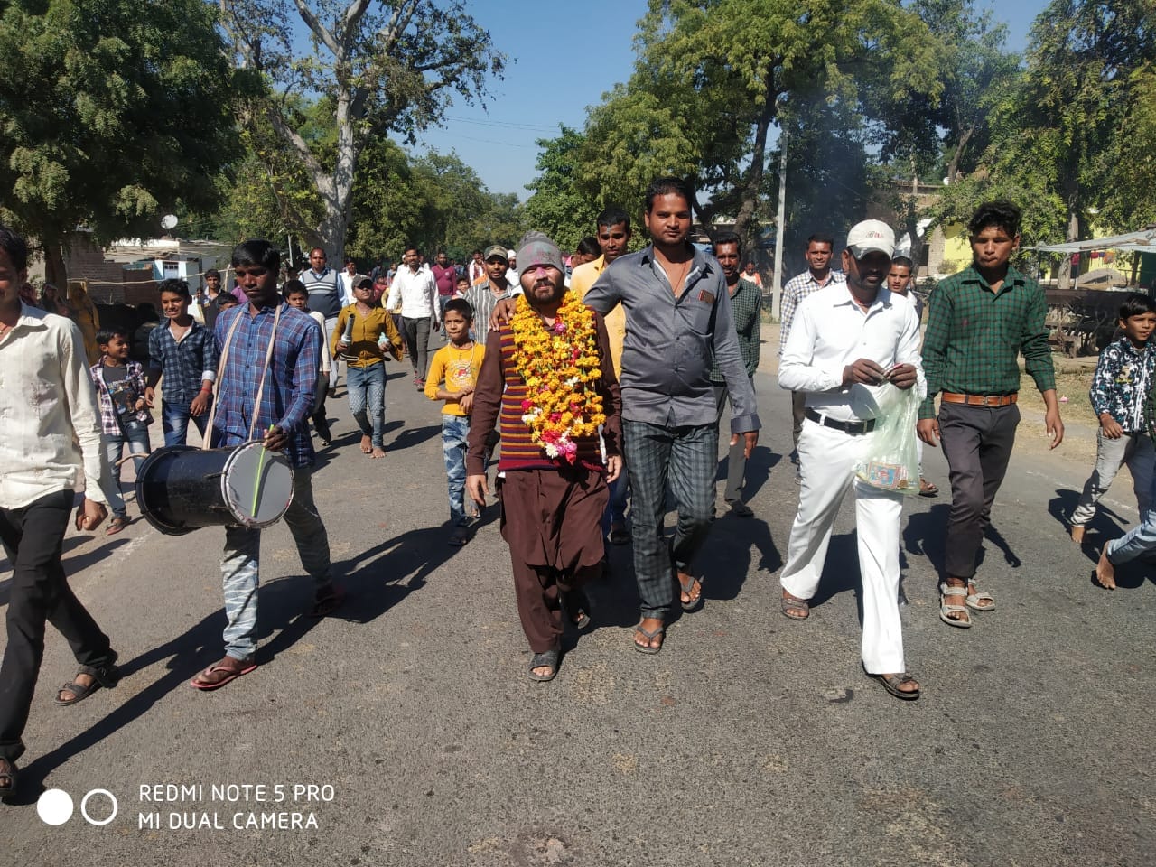 13 वर्ष बाद गांव लौटे सोनूसिंह का ढोल बाजों के साथ स्वागत करते ग्रामीण 13 वर्ष बाद गांव लौटे सोनूसिंह का ढोल बाजों के साथ स्वागत करते ग्रामीण