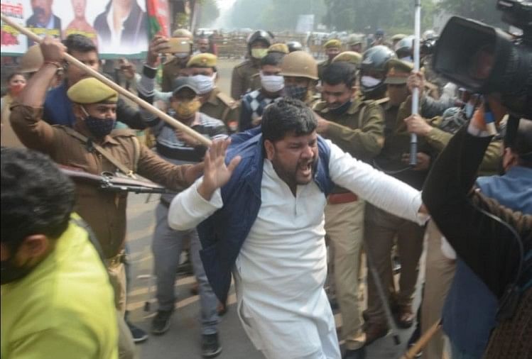 सपा कार्यकर्ताओं पर लाठीचार्ज लखनऊ
