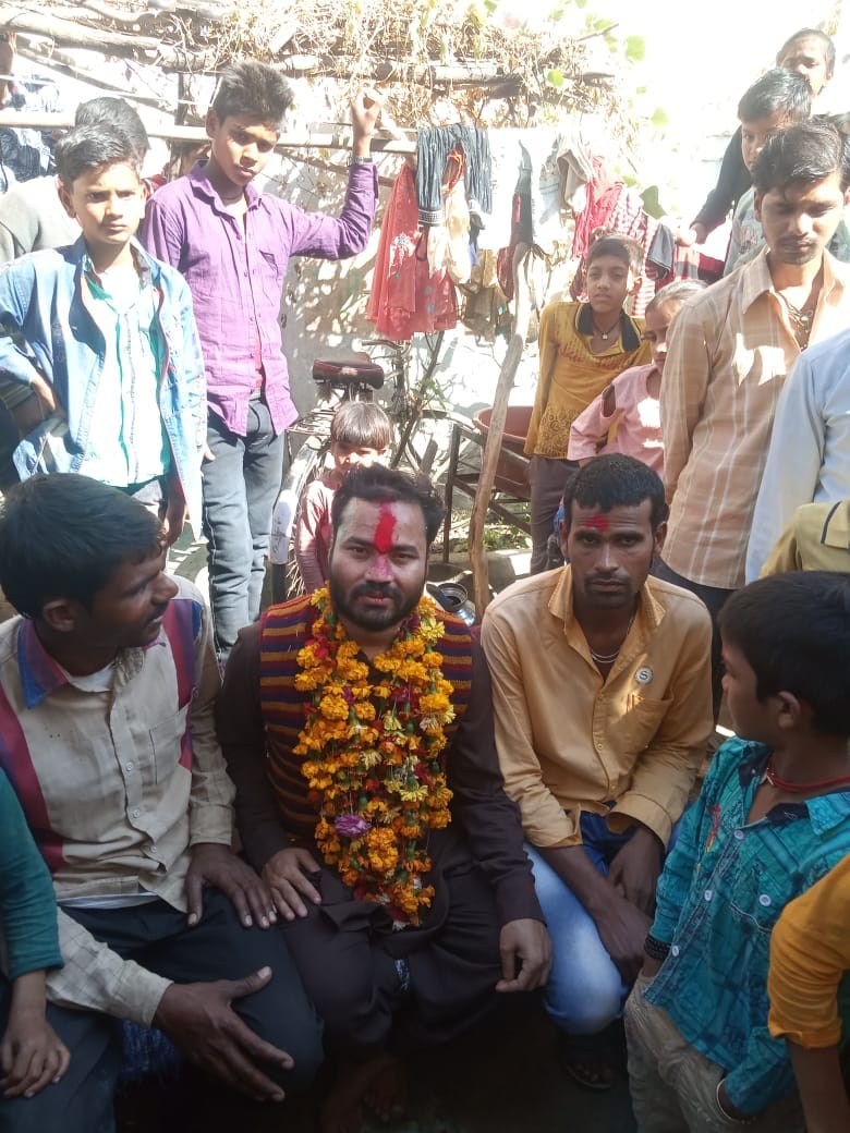 सोनू सिंह का स्वागत करते दोस्त सोनू सिंह का स्वागत करते दोस्त