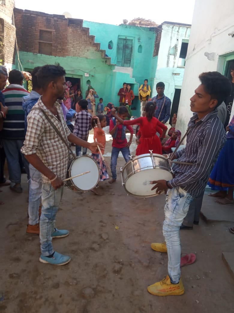 सोनू के घर आगमन पर नृत्य करतीं बच्ची सोनू के घर आगमन पर नृत्य करतीं बच्ची