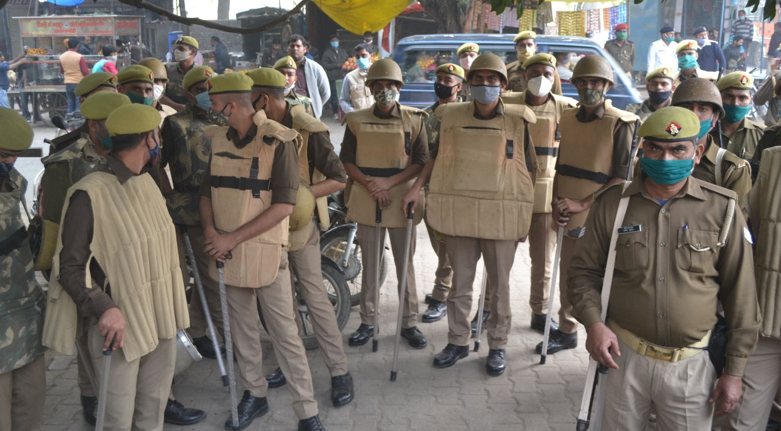 शहर की आवास विकास कालोनी स्थित लोहिया प्रतिमा के पास तैनात फोर्स। संवाद शहर की आवास विकास कालोनी स्थित लोहिया प्रतिमा के पास तैनात फोर्स। संवाद