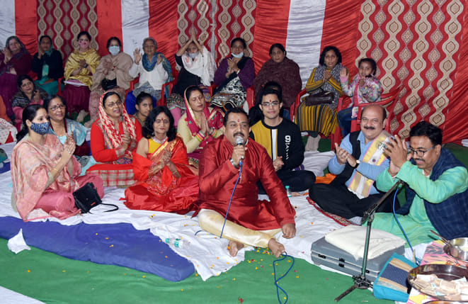 पवन विहार में आयोजित भजन संध्या में जयघोष करते श्रद्घालु पवन विहार में आयोजित भजन संध्या में जयघोष करते श्रद्घालु