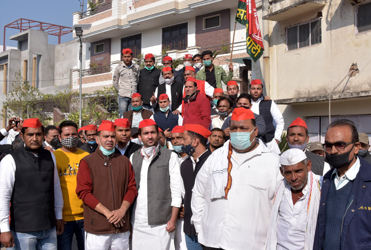 देहरादून रोड़ स्थित सपा नगर विधायक के आवास से किसान यात्रा में रवाना होते सपा कार्यकर्ता देहरादून रोड़ स्थित सपा नगर विधायक के आवास से किसान यात्रा में रवाना होते सपा कार्यकर्ता