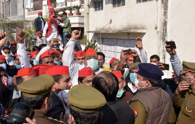 देहरादून रोड़ स्थित सपा नगर विधायक के आवास से किसान यात्रा में रवाना होने के दौरान सपा कार्यकर्त? देहरादून रोड़ स्थित सपा नगर विधायक के आवास से किसान यात्रा में रवाना होने के दौरान सपा कार्यकर्त?