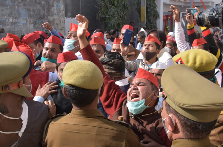 देहरादून रोड़ स्थित सपा नगर विधायक के आवास से किसान यात्रा में रवाना होने के दौरान सपा कार्यकर्त? देहरादून रोड़ स्थित सपा नगर विधायक के आवास से किसान यात्रा में रवाना होने के दौरान सपा कार्यकर्त?