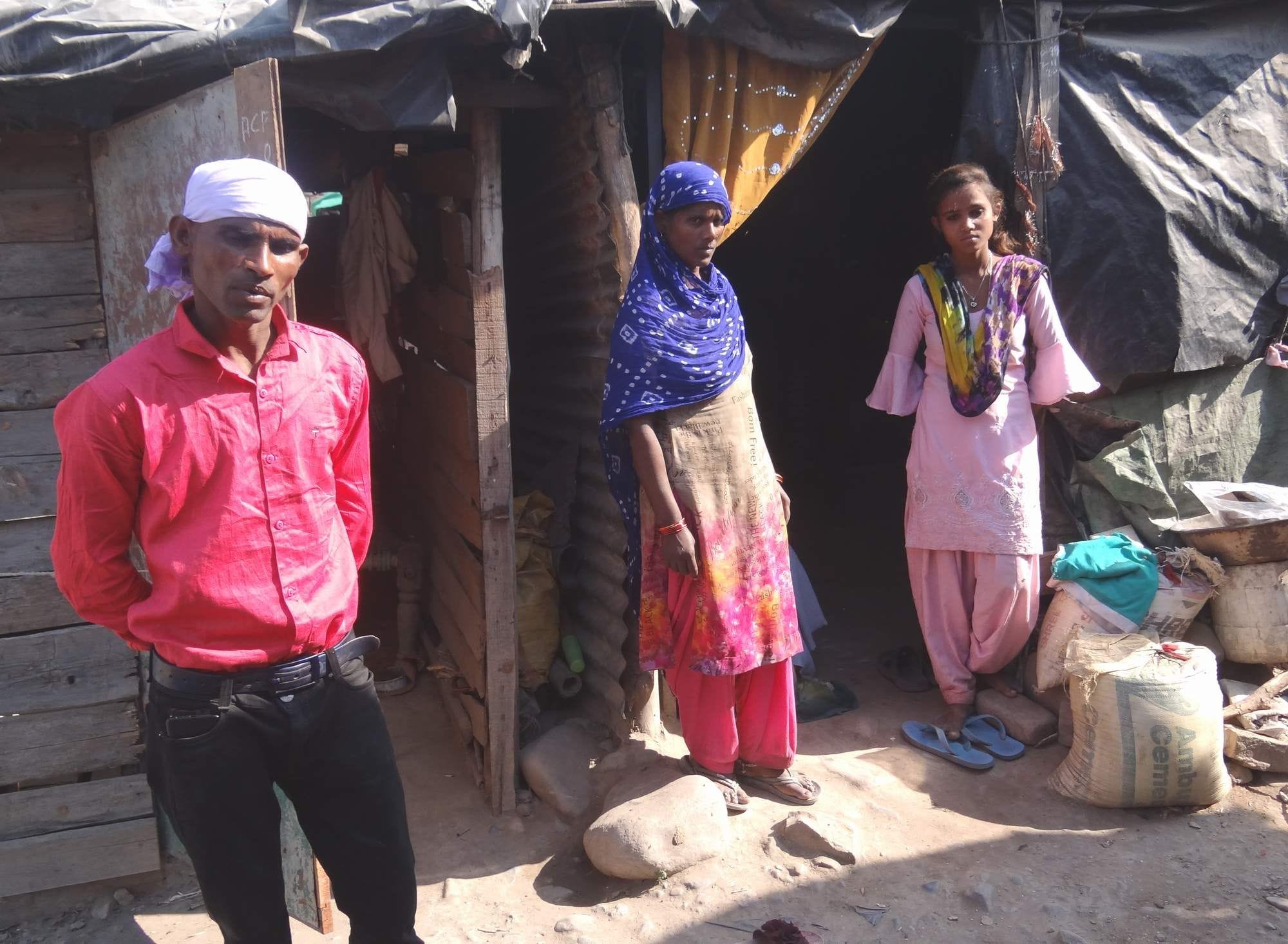  संजीत की मौत के बाद बेसुध परिजन।