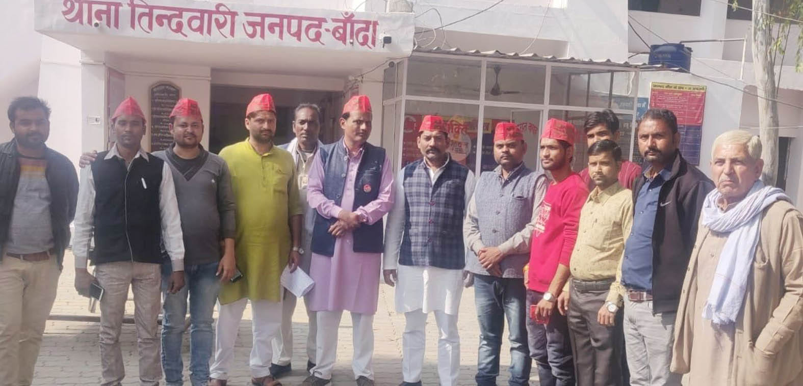 तिंदवारी थाने में नजरबंद सपाई। तिंदवारी थाने में नजरबंद सपाई।