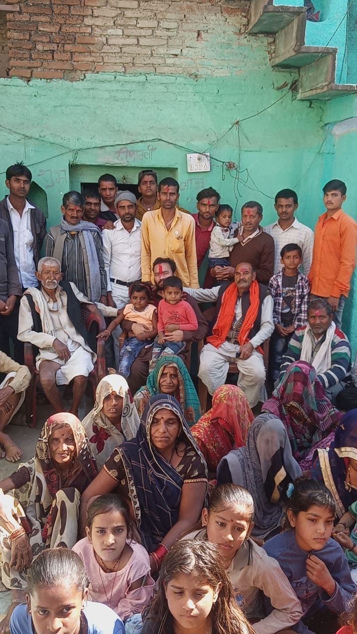 परिजनों के बीच मौजूद सोनू सिंह परिजनों के बीच मौजूद सोनू सिंह
