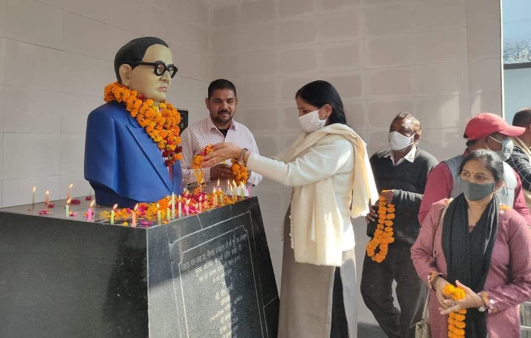 बाबा साहेब डॉ. बीआर अंबेडकर की पुण्यतिथि पर उनकी प्रतिमा पर पुष्पांजलि अर्पित करती मेयर अनिता मम? बाबा साहेब डॉ. बीआर अंबेडकर की पुण्यतिथि पर उनकी प्रतिमा पर पुष्पांजलि अर्पित करती मेयर अनिता मम?