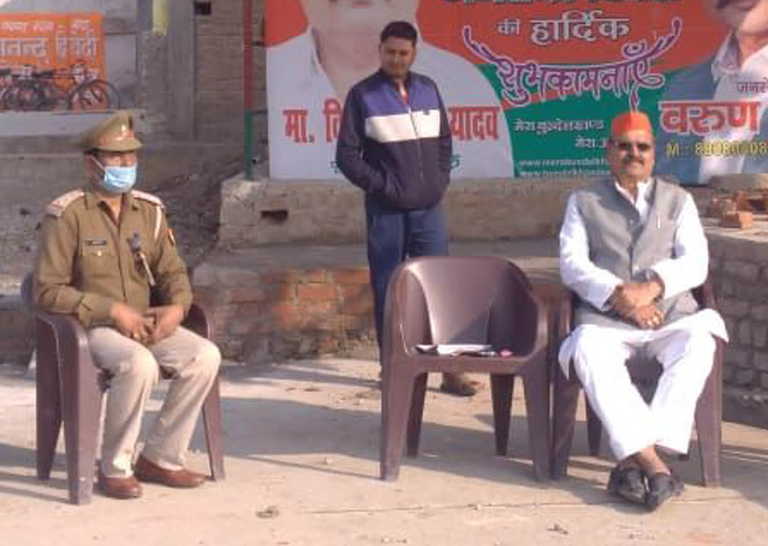 बबेरू में पुलिस के पहरे में अपने आवास पर पूर्व विधायक विशंभर सिंह यादव। बबेरू में पुलिस के पहरे में अपने आवास पर पूर्व विधायक विशंभर सिंह यादव।