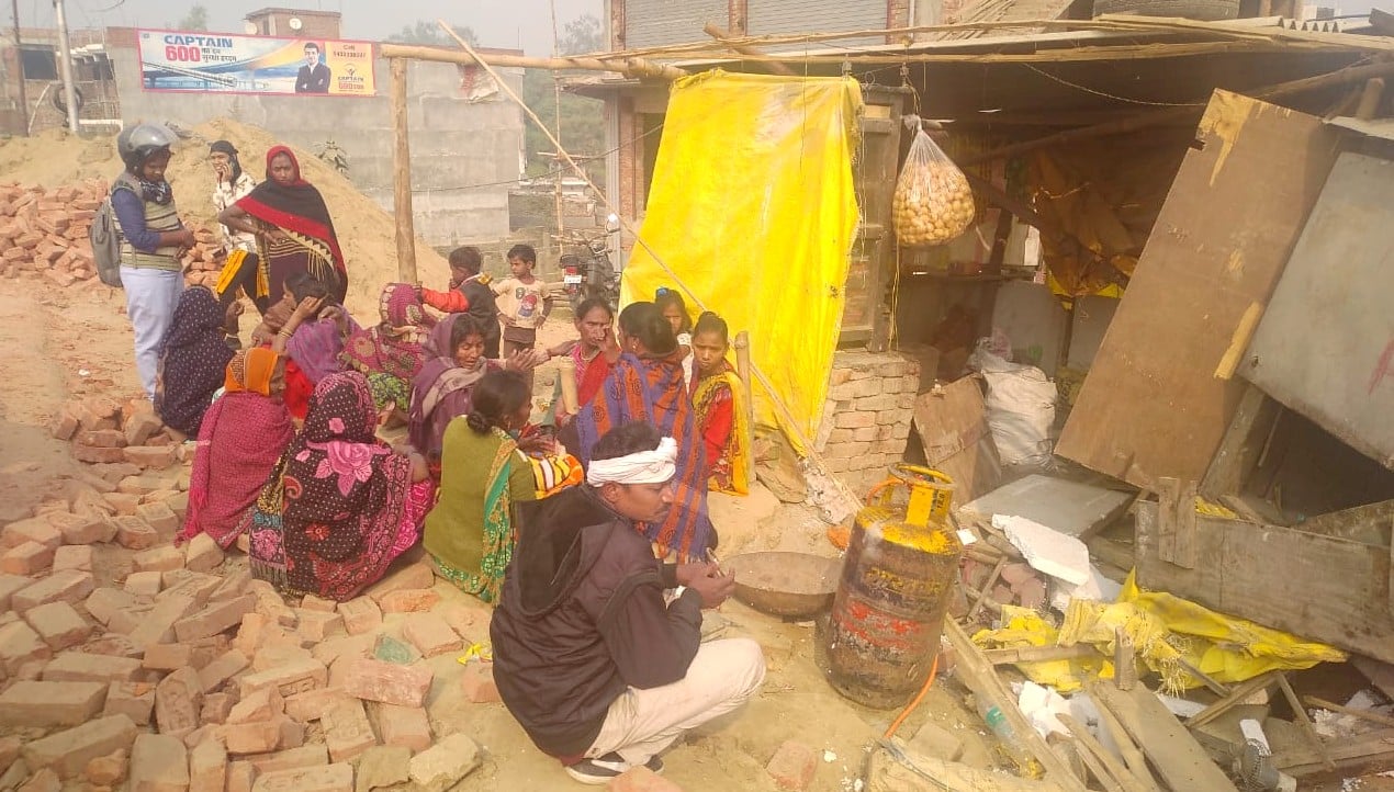सिधारी थाने के पास ट्रक की टक्कर से क्षतिग्रस्त हुई दुकान।