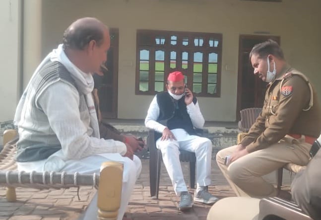 तीतरो में सपा जिलाध्यक्ष चौ रुद्रसैन के आवास पर उन्हे आंदोलन में जाने से रोकती पुलिस