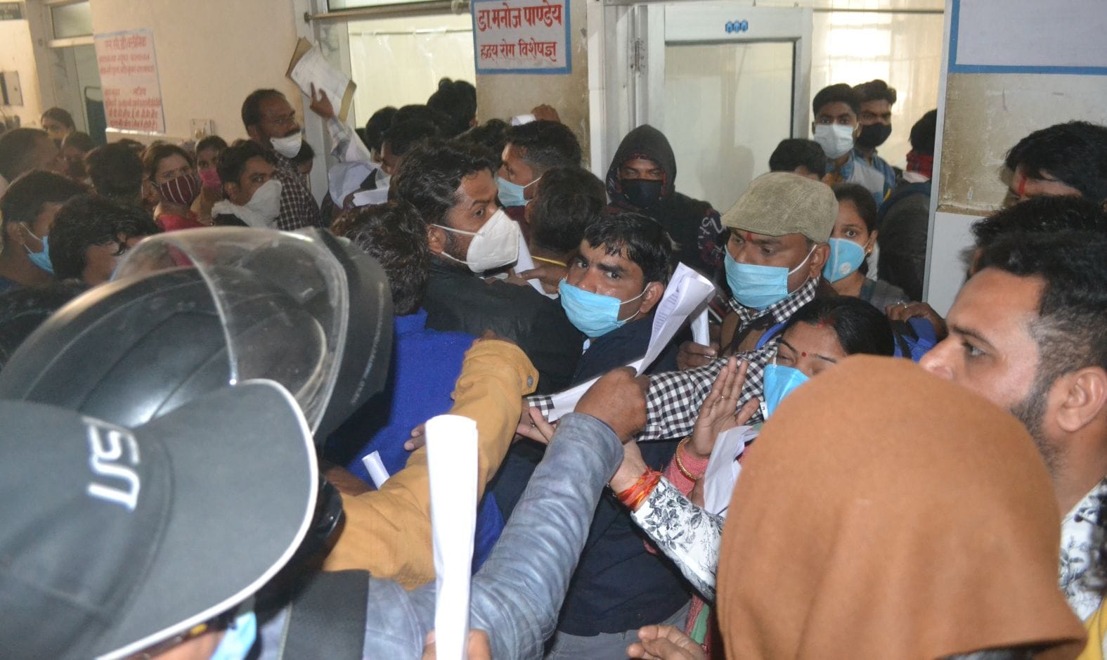 लोहिया अस्पताल स्वास्थ्य प्रमाणपत्र बनवाने को होती धक्का-मुक्की। संवाद