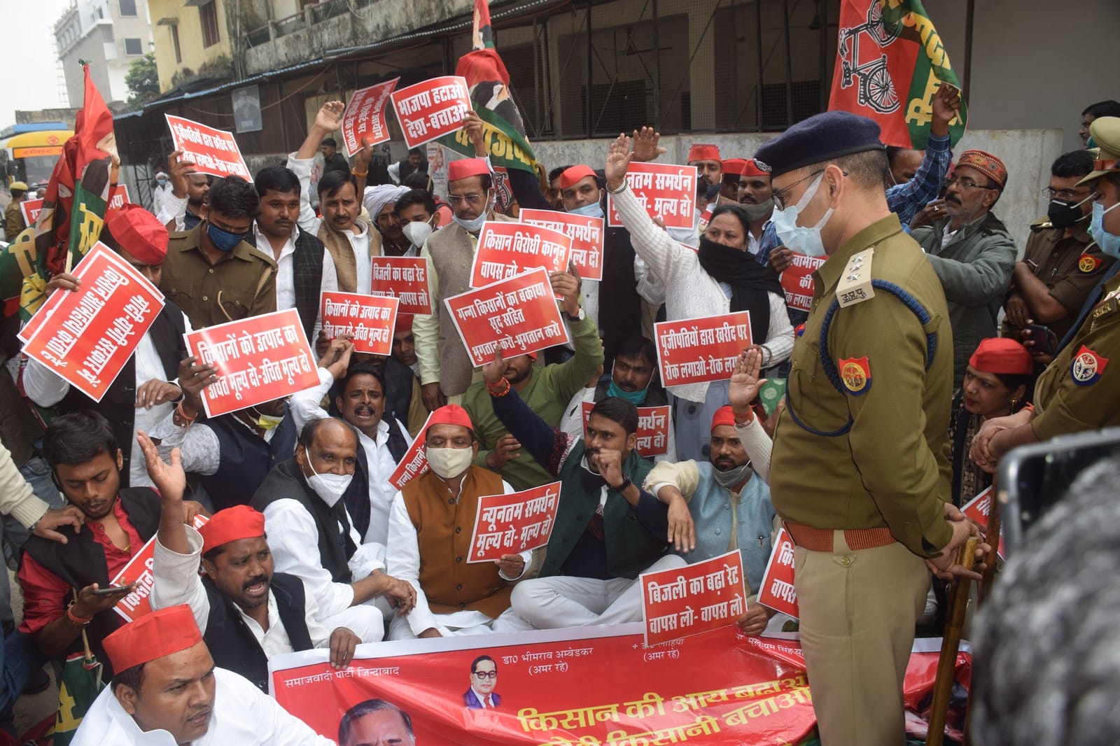 सपा कार्यालय के बाहर प्रदर्शन करते कार्यकर्ता। सपा कार्यालय के बाहर प्रदर्शन करते कार्यकर्ता।